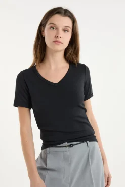 Camiseta con cuello en V y algodón