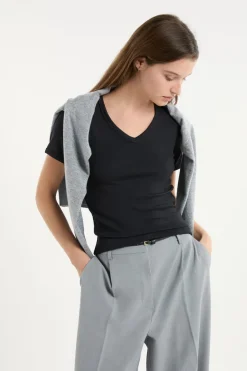 Camiseta con cuello en V y algodón