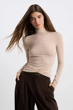 Camiseta de cuello alto con lana