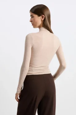 Camiseta de cuello alto con lana