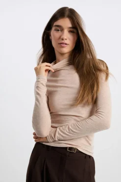 Camiseta de cuello alto con lana