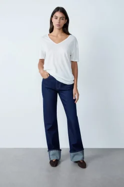 Camiseta de lino con cuello en V