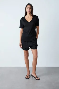 Camiseta de lino con cuello en V