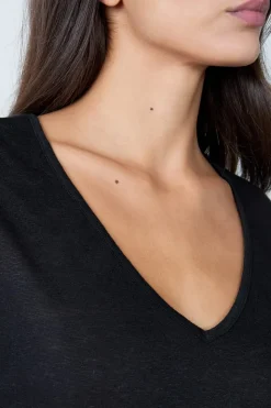 Camiseta de lino con cuello en V
