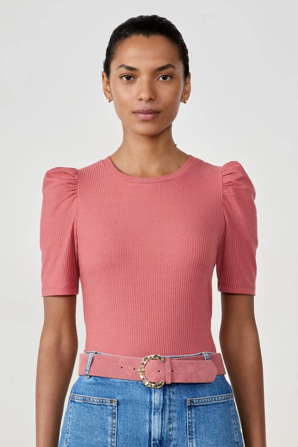 Camiseta de manga corta con hombros abullonados