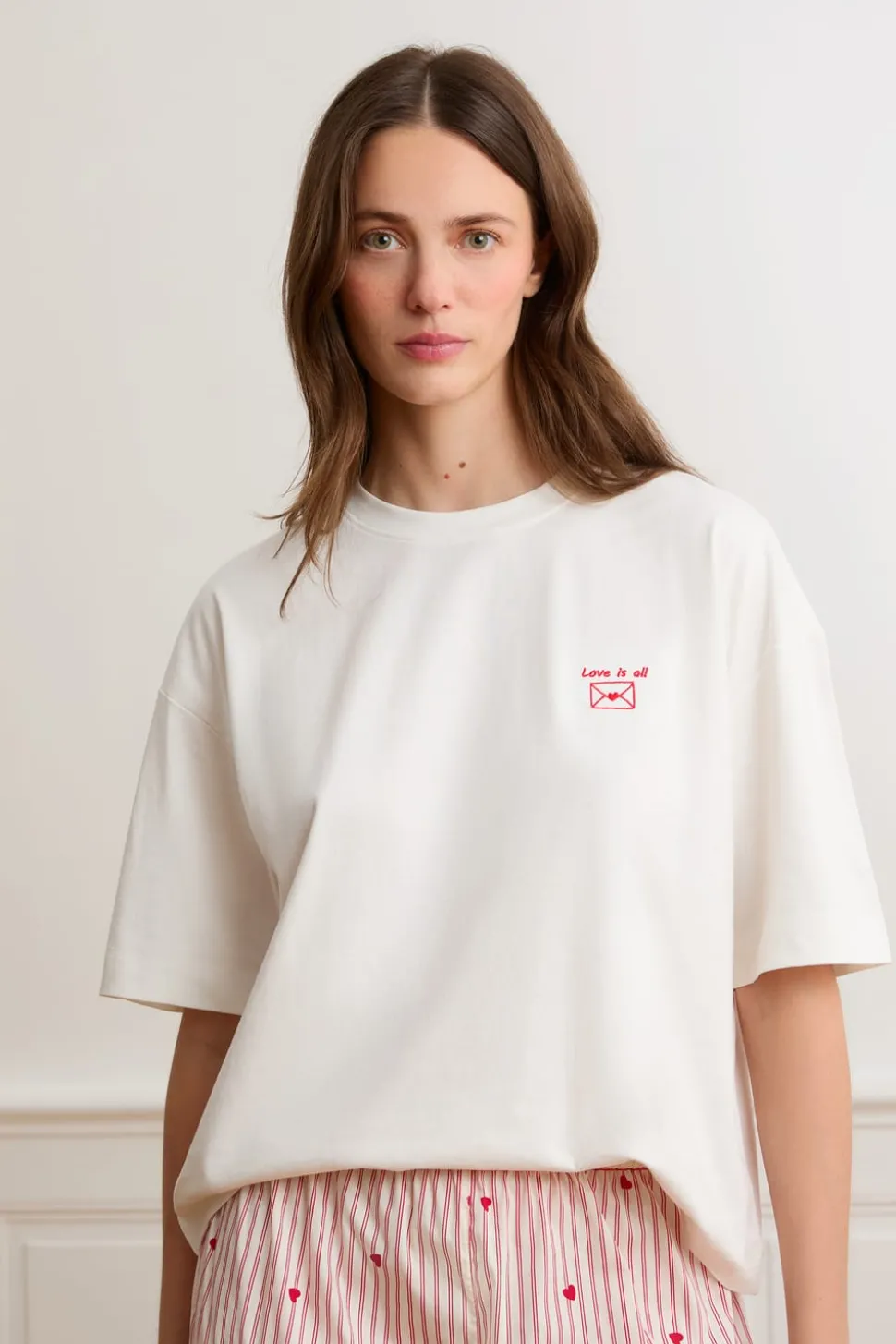 Camiseta de manga corta con la inscripción «love is all» de algodón