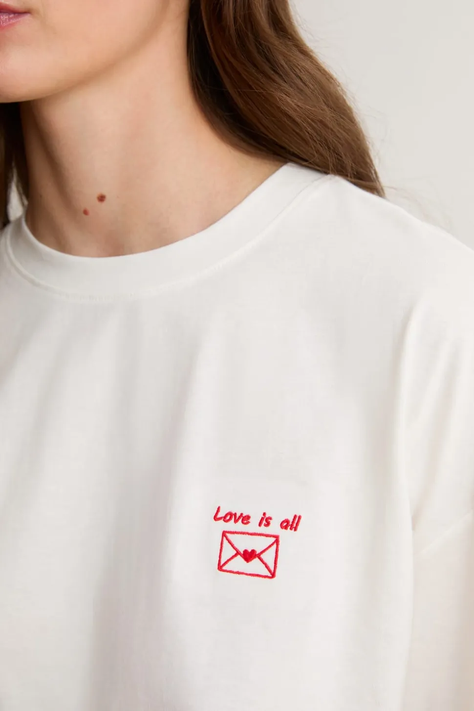 Camiseta de manga corta con la inscripción «love is all» de algodón