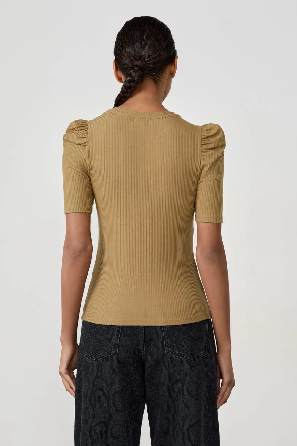 Camiseta de manga corta con hombros abullonados