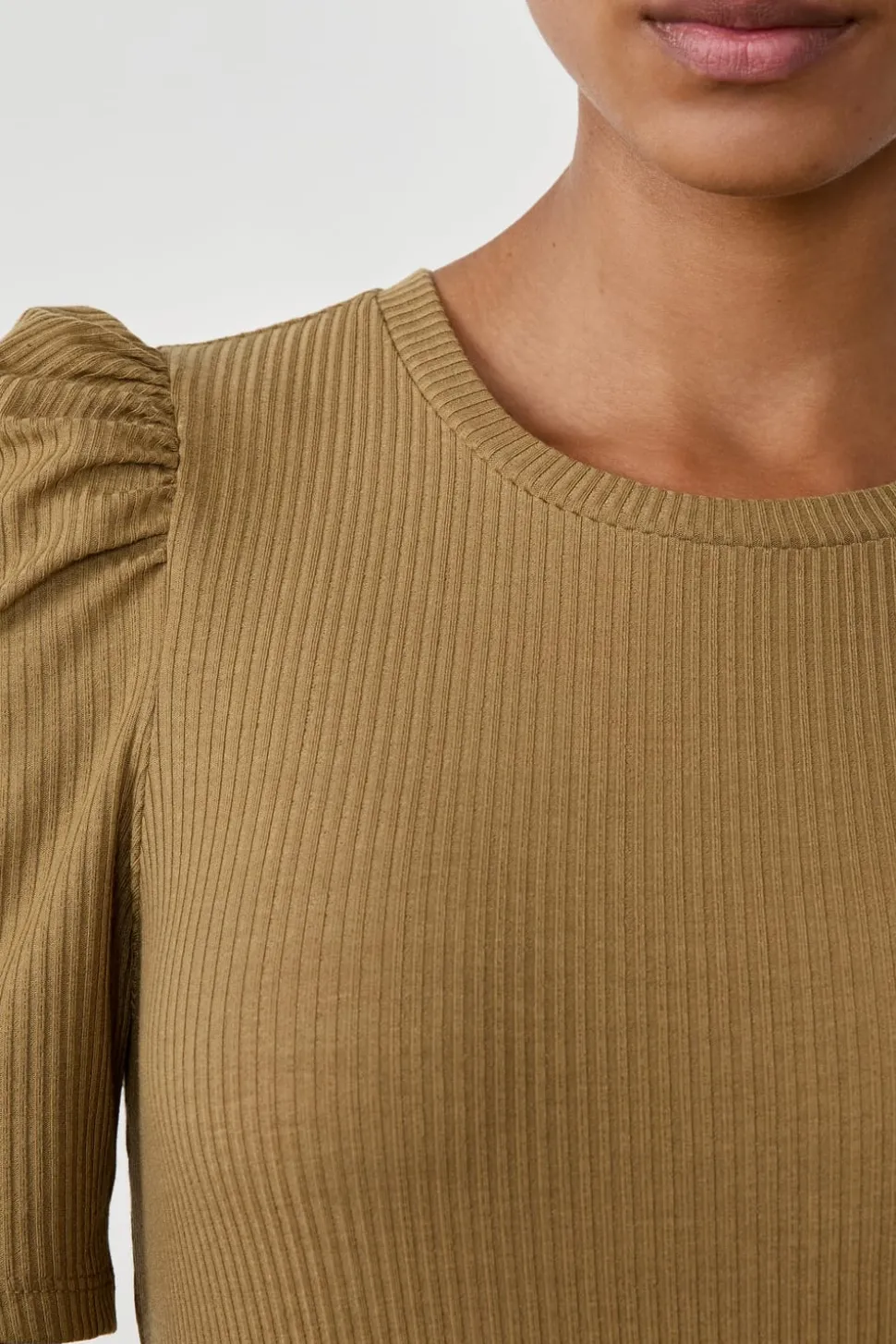 Camiseta de manga corta con hombros abullonados