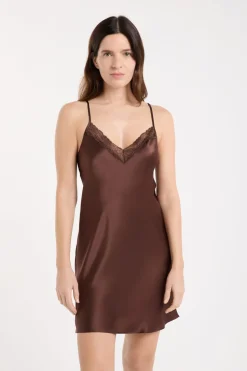 Camisón de seda con detalles de encaje