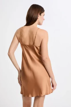 Camisón de seda con detalles de encaje