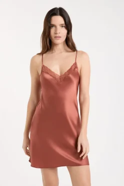 Camisón de seda con detalles de encaje