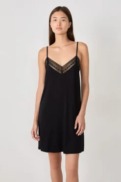 Camisón escotado de encaje