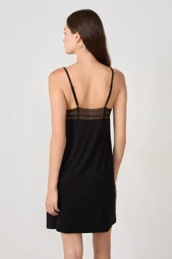 Camisón escotado de encaje