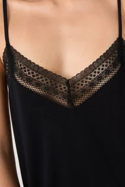 Camisón escotado de encaje