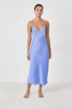 Camisón largo satinado con detalles de encaje