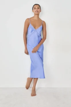 Camisón largo satinado con detalles de encaje