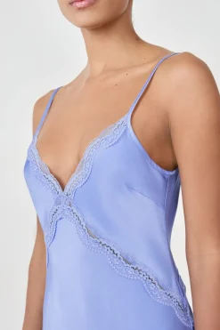 Camisón largo satinado con detalles de encaje