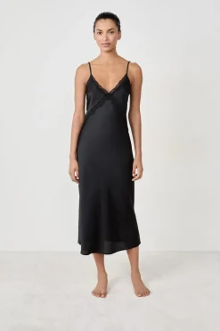 Camisón largo satinado con detalles de encaje