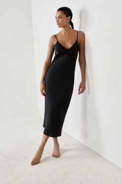 Camisón largo satinado con detalles de encaje