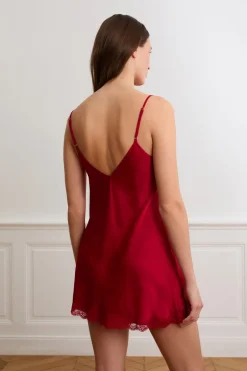 Camisón satinado con detalles de encaje