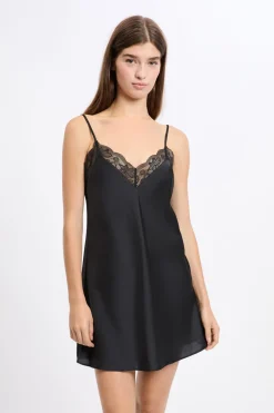 Camisón satinado con detalles de encaje