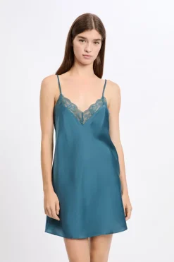 Camisón satinado con detalles de encaje