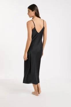 Camisón satinado con detalles de encaje