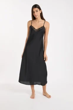 Camisón satinado con detalles de encaje