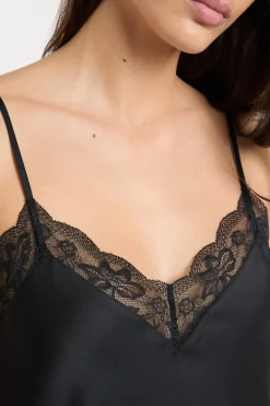 Camisón satinado con detalles de encaje