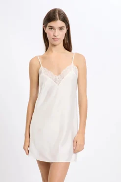 Camisón satinado con detalles de encaje