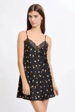 Camisón satinado con detalles de encaje