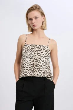 Caraco satiné à fines bretelles imprimé léopard