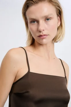 Caraco satiné à fines bretelles