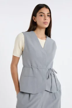 Chaleco sin mangas con lazada