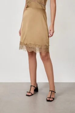 Falda con encaje