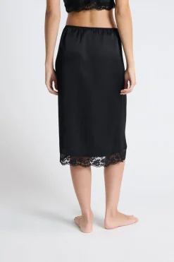 Falda de pijama satinada con detalles de encaje