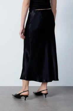 Falda larga de satén