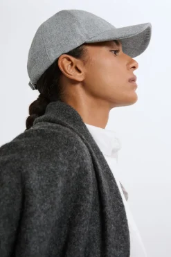 Gorra con inicial bordada