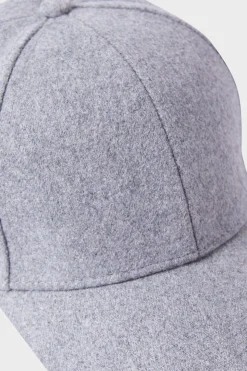 Gorra con inicial bordada