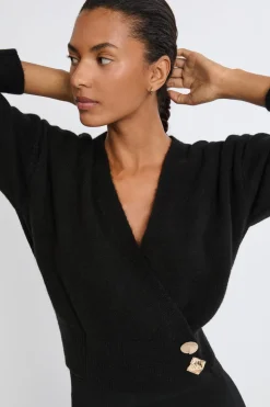 Jersey con cuello en V y botones dorados