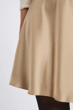 Jupe courte satinée