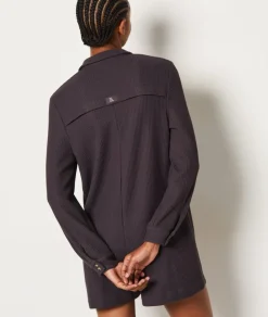 Mono con botones en relieve