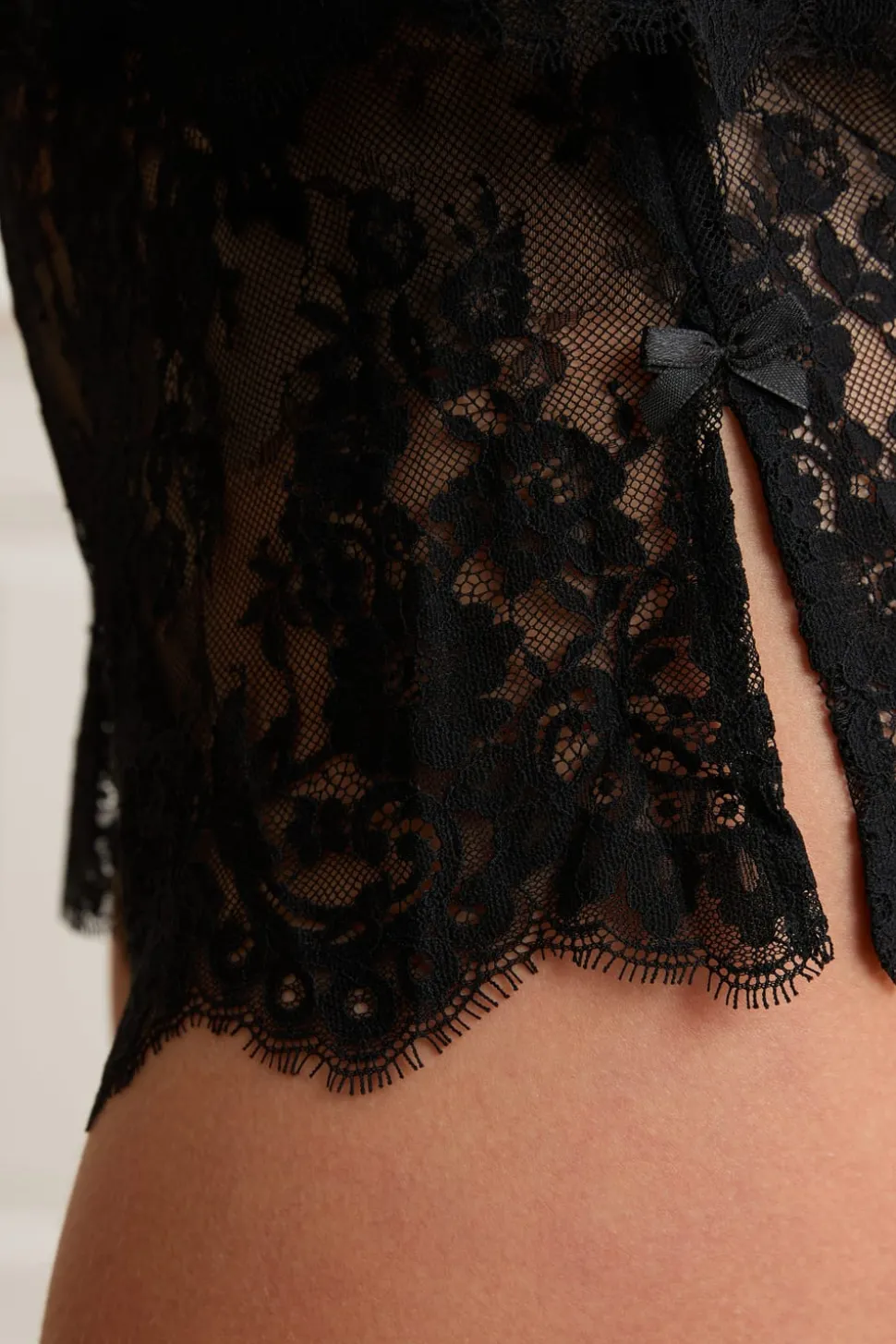 Pantalón corto de encaje y guipur con lunares