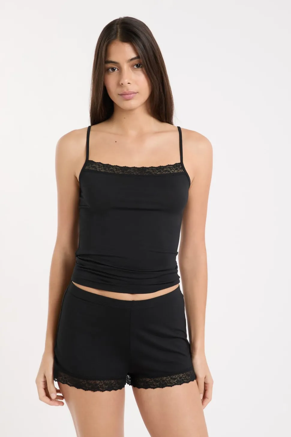 Pantalón corto de pijama con detalles de encaje