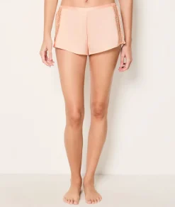 Pantalón corto de pijama de satén con detalles de encaje