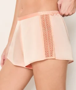 Pantalón corto de pijama de satén con detalles de encaje