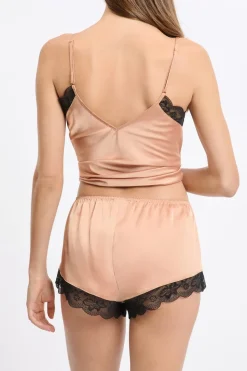 Pantalón corto de pijama satinado con detalles de encaje