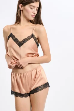 Pantalón corto de pijama satinado con detalles de encaje