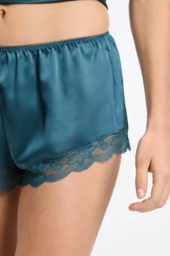 Pantalón corto de pijama satinado con detalles de encaje